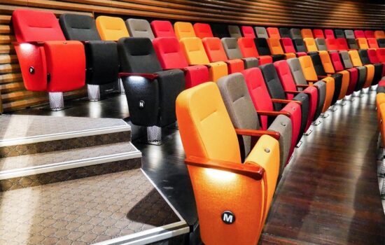 Grondige inspectie van theaterstoelen voor optimale reiniging