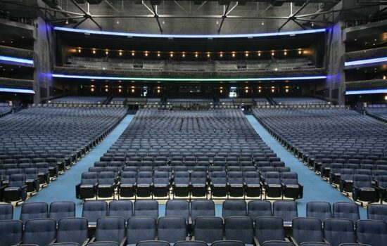 Tevreden klant na het reinigen van theaterstoelen door ABT Cleaning