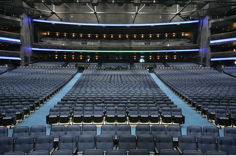 Tevreden klant na het reinigen van theaterstoelen door ABT Cleaning