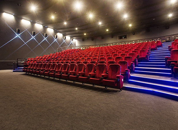 Professionele reiniging van tapijt in bioscopen en theaterzalen door ABT Cleaning - Zorg voor hygiënische en comfortabele bioscoopervaring met onze gespecialiseerde schoonmaakdiensten voor tapijt reinigen en tapijtreiniging door ABT Cleaning.