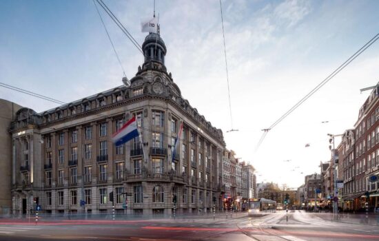 Dieptereiniging en desinfectie van hotel boxsprings, stoelen en vloerkleden door Abt Cleaning in de lobby van Artstel, met focus op het reinigen en impregneren van meubelstoffen voor een frisse en hygiënische uitstraling.