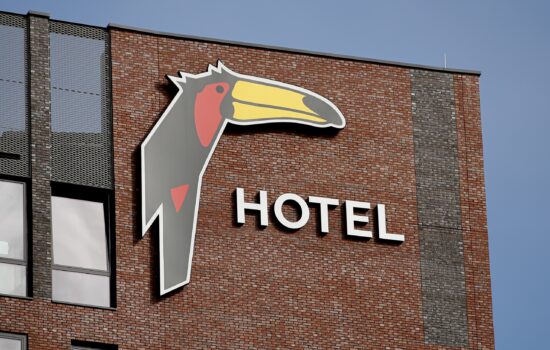 Diepte-reiniging en desinfectie van stoffen meubels, tapijt en hotelboxsprings bij Van der Valk Hotel door ABT Cleaning, waarbij gebruik is gemaakt van professionele reinigingstechnieken voor optimale hygiëne en onderhoud.